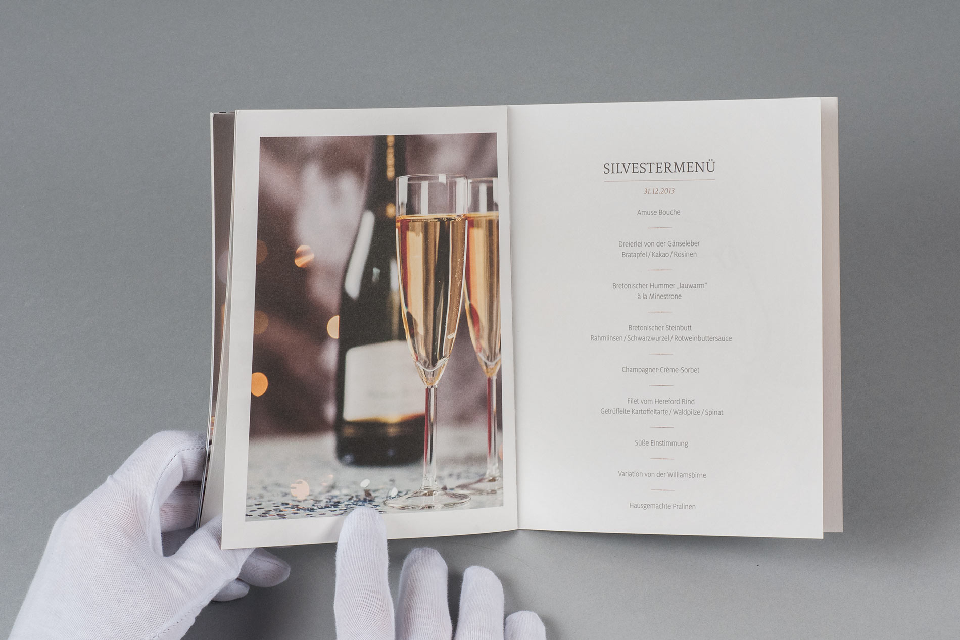 Janina-Lermer-Markengestaltung-Branddesign-Loewen-Hotel-Montafon-Broschuere-Weihnachten-brochure-Christmas-Inside-Sekt-Sparkling-Wine