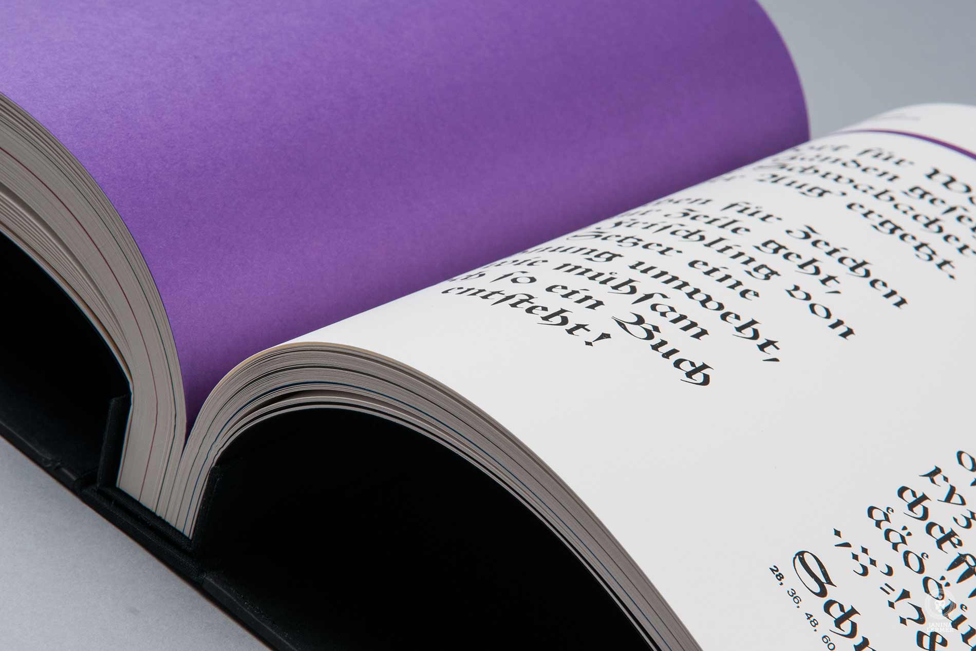 Janina-Lermer-Buchgestaltung-Magazingestaltung-Editorialdesign-Bleisatz-Metaltype-Gebrochene-Schriften-Schwabacher-Handgedruckt-Handprinted-Werkstatt-Fliegenkopf_01