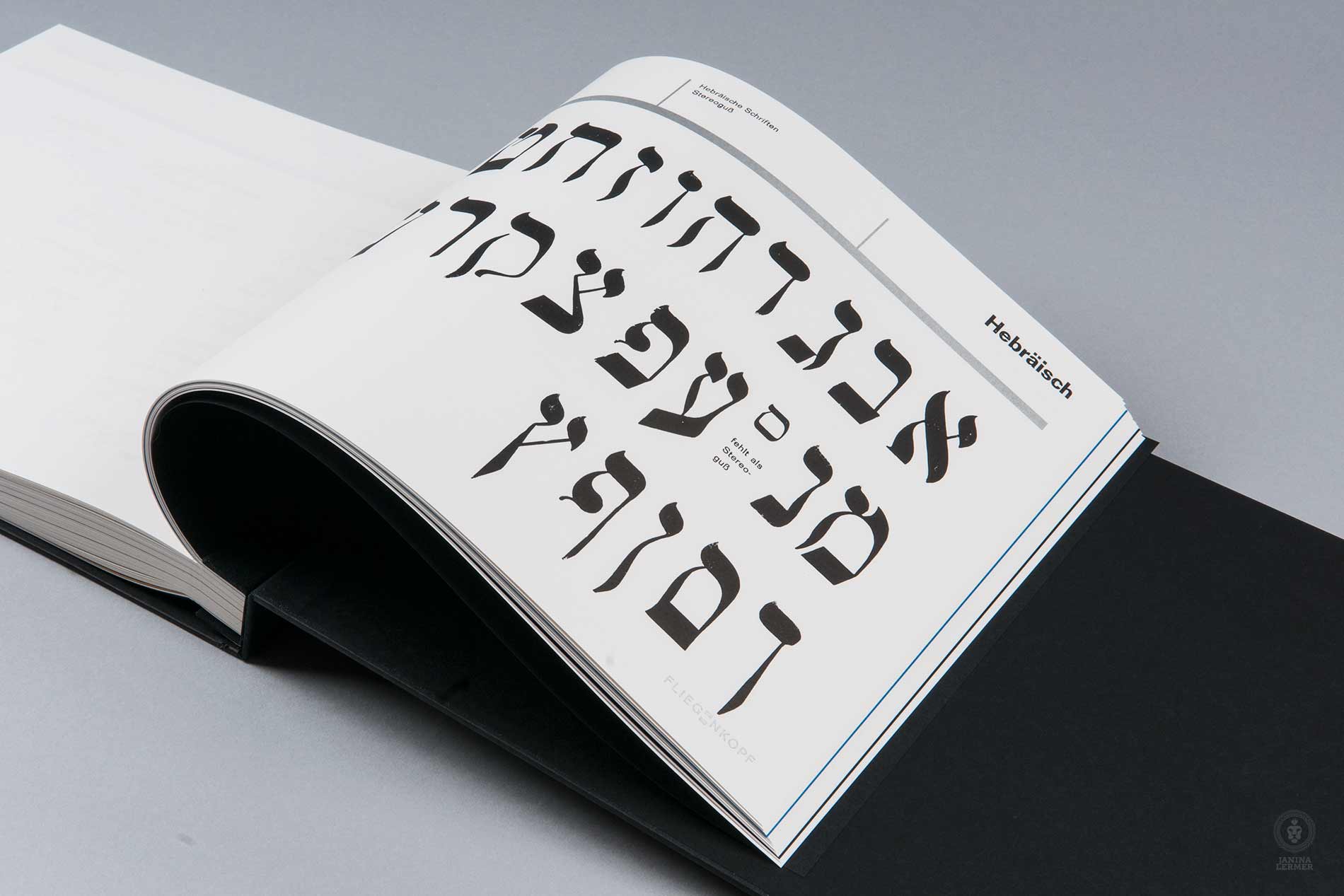 Janina-Lermer-Buchgestaltung-Magazingestaltung-Editorialdesign-Bleisatz-Metaltype-Hebraeisch-Handgedruckt-Handprinted-Werkstatt-Fliegenkopf