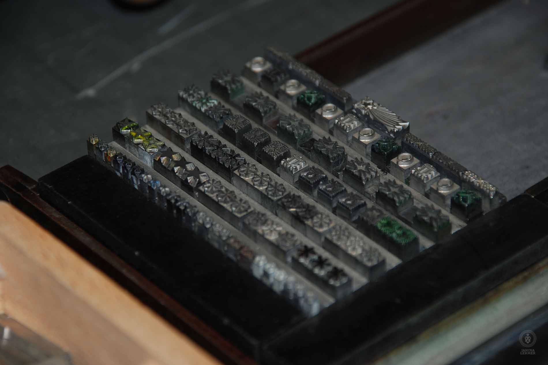 Janina-Lermer-Buchgestaltung-Magazingestaltung-Editorialdesign-Bleisatz-Metaltype-Ornaments-2-Handgedruckt-Handprinted-Werkstatt-Fliegenkopf