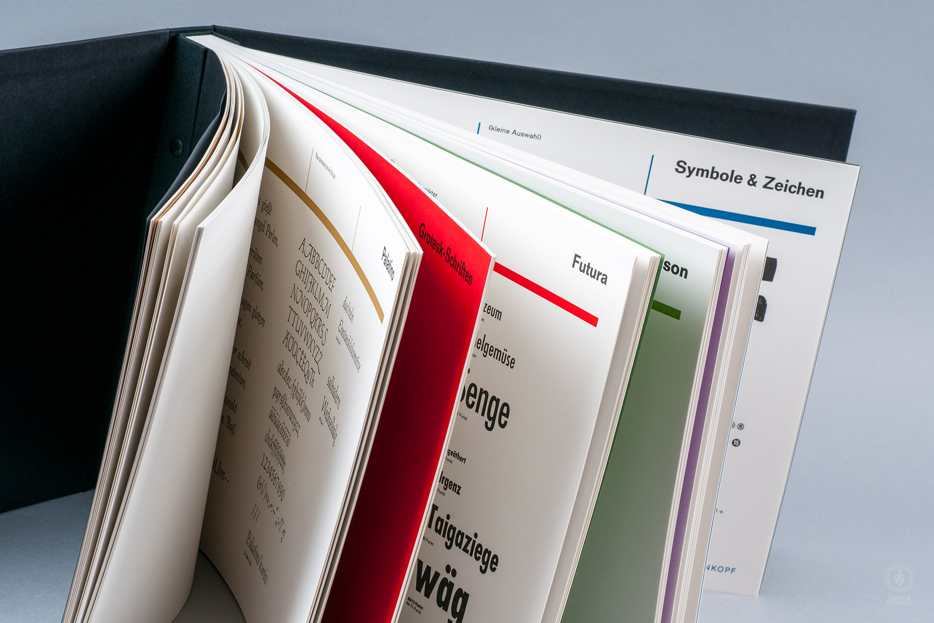 Janina-Lermer-Buchgestaltung-Magazingestaltung-Editorialdesign-Bleisatz-Metaltype-Overview-Handgedruckt-Handprinted-Werkstatt-Fliegenkopf