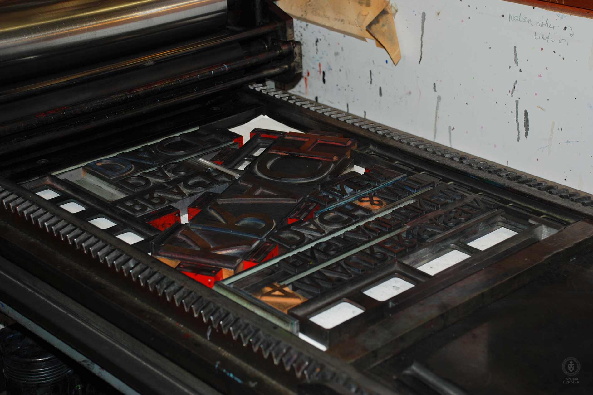 Janina-Lermer-Buchgestaltung-Magazingestaltung-Editorialdesign-Bleisatz-Metaltype-printing-machine-Werkstatt-Fliegenkopf_01