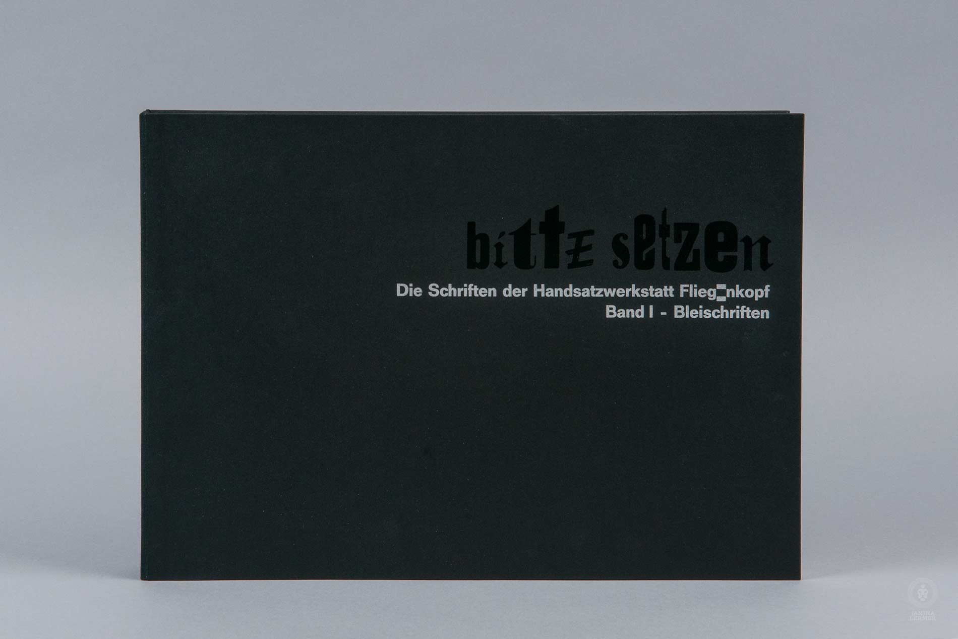 Janina-Lermer-Buchgestaltung-Magazingestaltung-Editorialdesign-Titel-title-Bleisatz-Metaltype-Handgedruckt-Handprinted-Werkstatt-Fliegenkopf