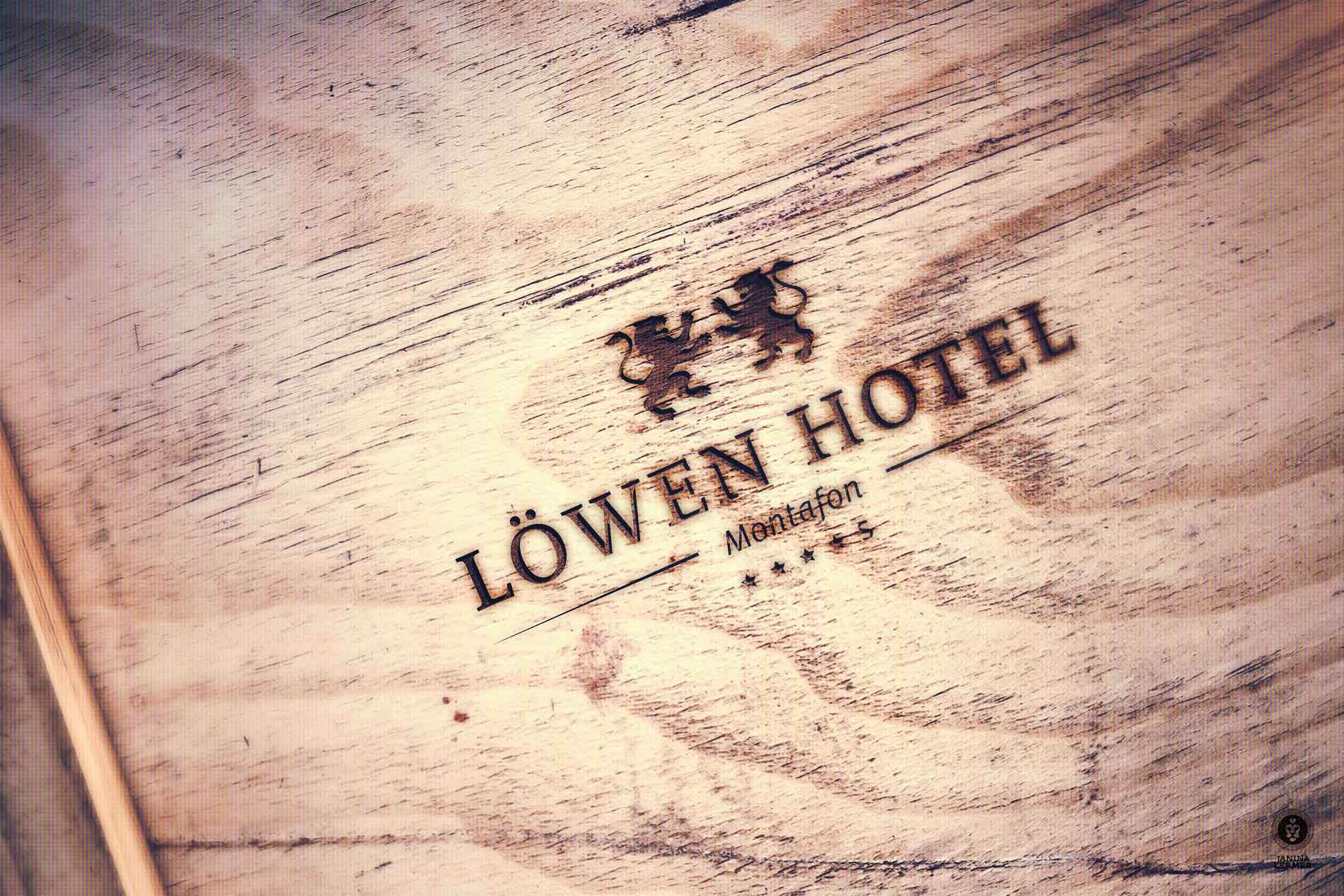 Janina-Lermer-Markengestaltung-Branddesign-Loewen-Hotel-Montafon-Logo-Eingebrannt-Holz-Engraved-Wood